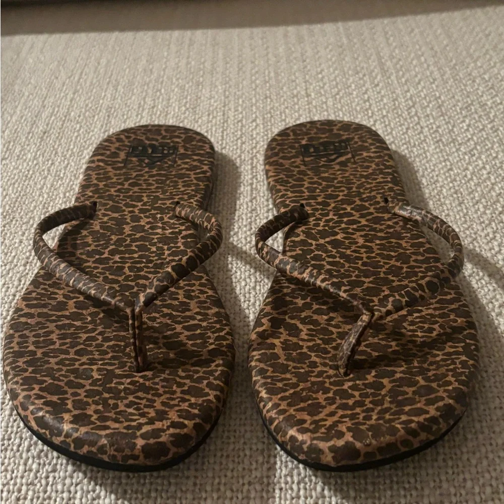 TKEES Black Sandals with Leopard-Print Straps - Picture 2 of 4